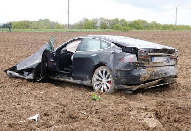 tesla-model-s-accident-germany-7